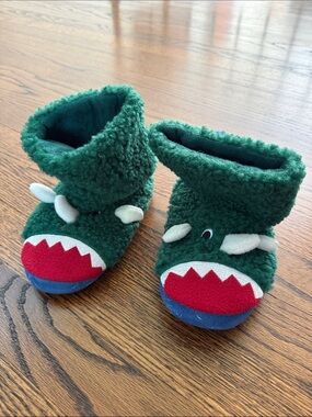 E totes Kids 11-12 Green Monster Bootie Slippers with Red & Blue Toes